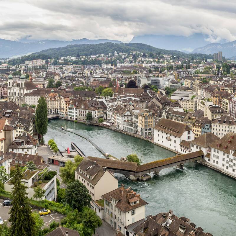 Lucerna e montagne